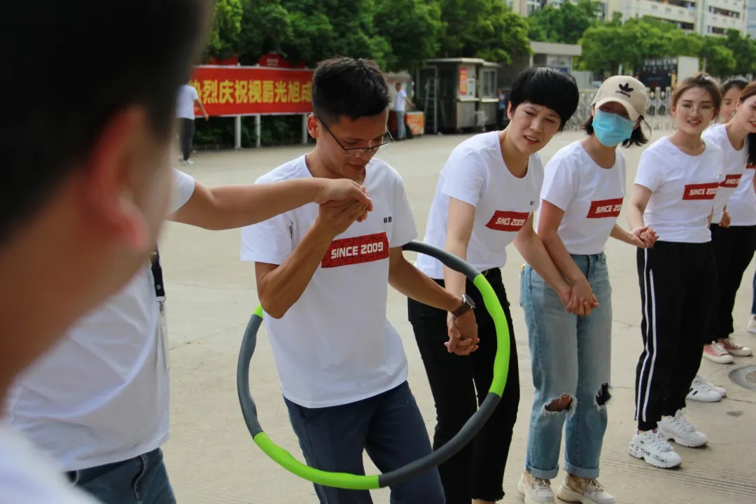 视爵光旭十一周年庆视爵人在传递呼啦圈